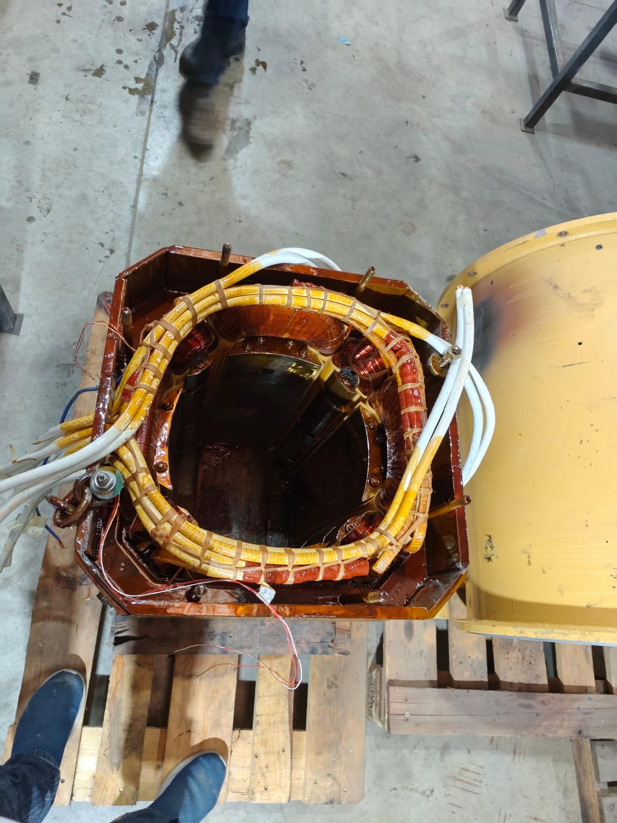Rebobinamento de estator de motor industrial