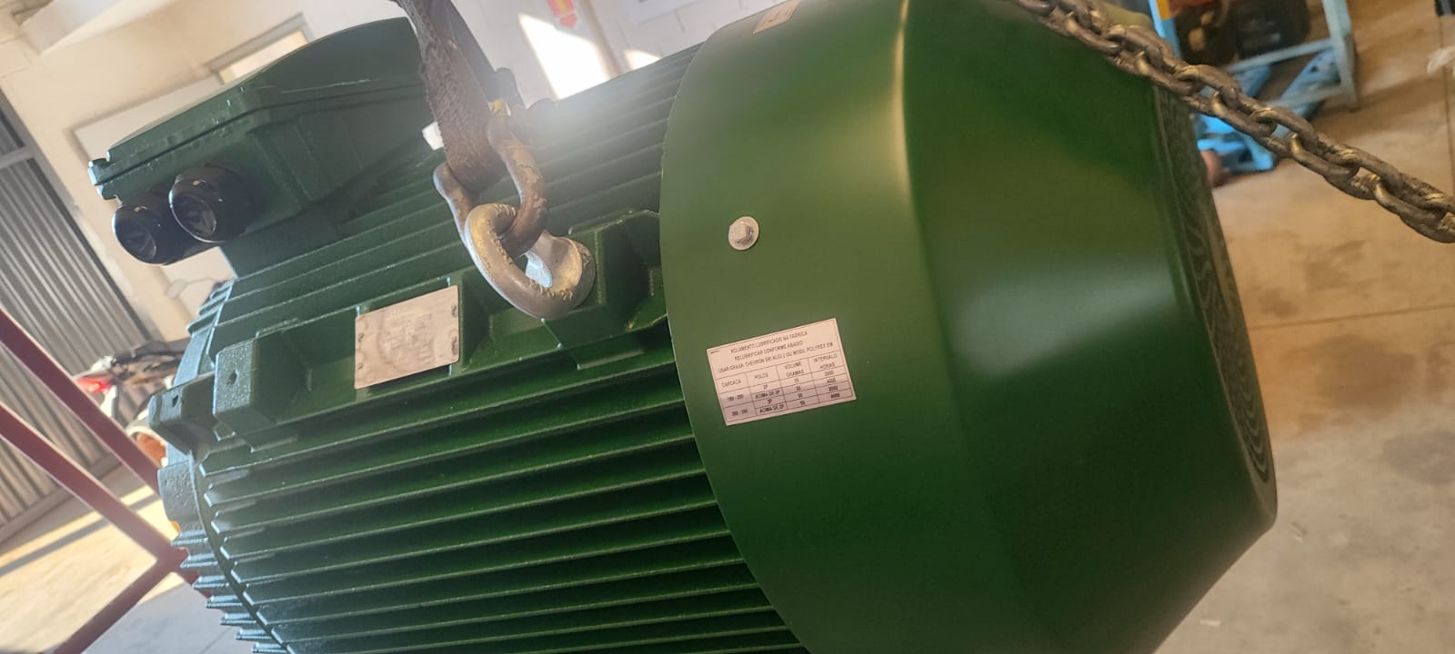 Motor elétrico industrial em atendimento técnico