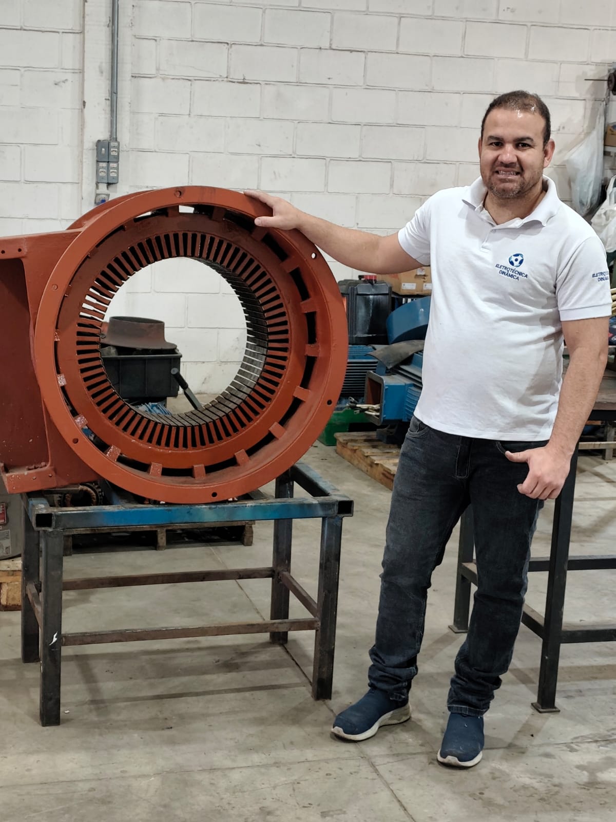 Equipe técnica em avaliação de estator